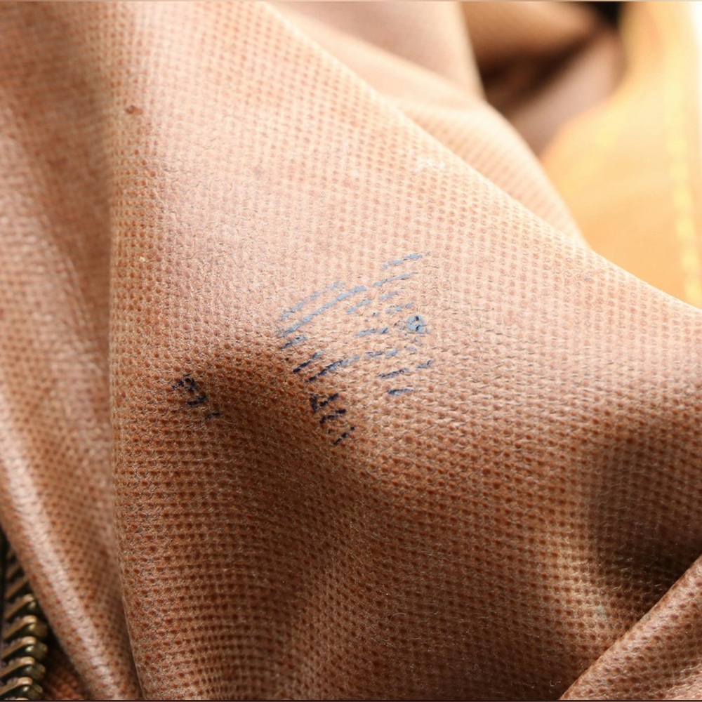 Louis Vuitton Sac Souple in Monogram Canvas and Leather - Picture 9 of 10